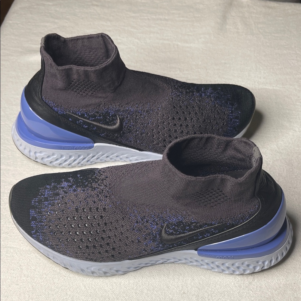 Nike Women's Black and Blue Flyknit Sneakers